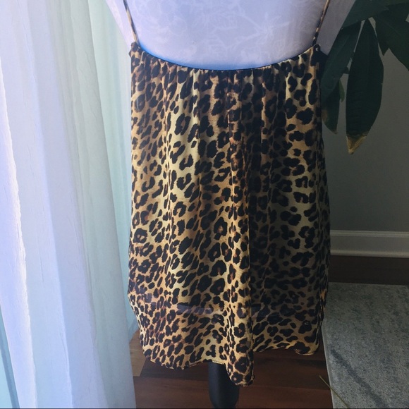 Bloomgdales Animal Print Top Animal Print Women Size Medium Trendy - Picture 7 of 11